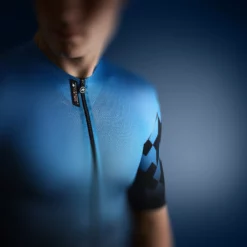 Assos EQUIPE RS Jersey S9 TARGA 13 Assos EQUIPE RS Jersey S9 TARGA -Fox Racing Verkaufsladen Assos EQUIPE RS Jersey S9 TARGA Jerseys Cyber Blue SS23 11 20 323 2L XS 4