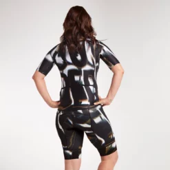 Black Sheep Cycling MR21 Team Radtrikot Frauen (kurzarm, Schwarz) 9 Black Sheep Cycling MR21 Team Radtrikot Frauen (kurzarm, Schwarz) -Fox Racing Verkaufsladen Black Sheep Cycling Women s MR21 Team Short Sleeve Jersey Black Jerseys Black AW21 2