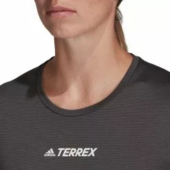 Adidas Terrex Women's Multi Tee -Fox Racing Verkaufsladen H53386 APP on model detail 2 white