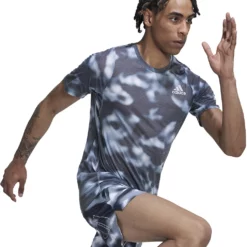 Adidas RUN ICONS AOP Tee -Fox Racing Verkaufsladen HM1216 6 APPAREL On Model Walking View white